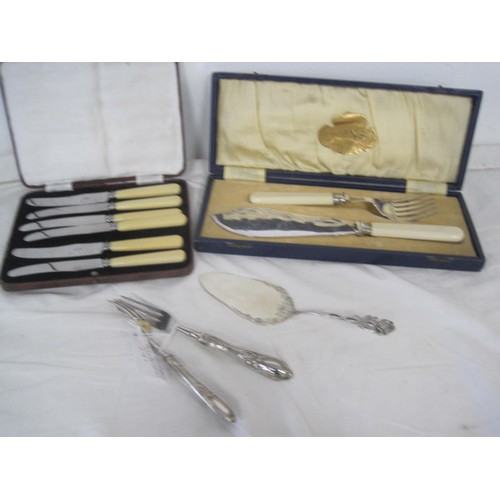 129 - A white metal cake slice stamped 800 (54g) with presentation box, two cake forks with filled handles... 