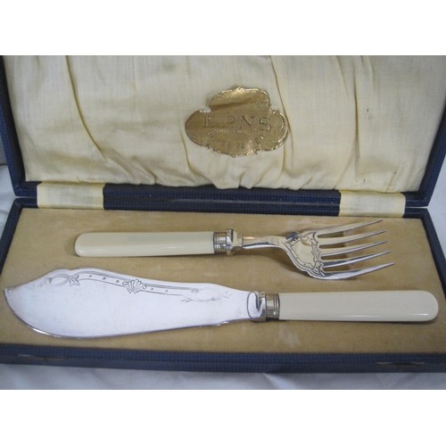 129 - A white metal cake slice stamped 800 (54g) with presentation box, two cake forks with filled handles... 