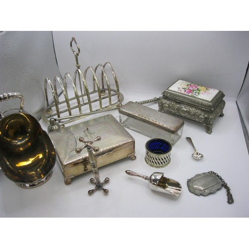 238 - An assortment of good quality silver plate including toast rack, sugar scuttle and matching spoon, c... 