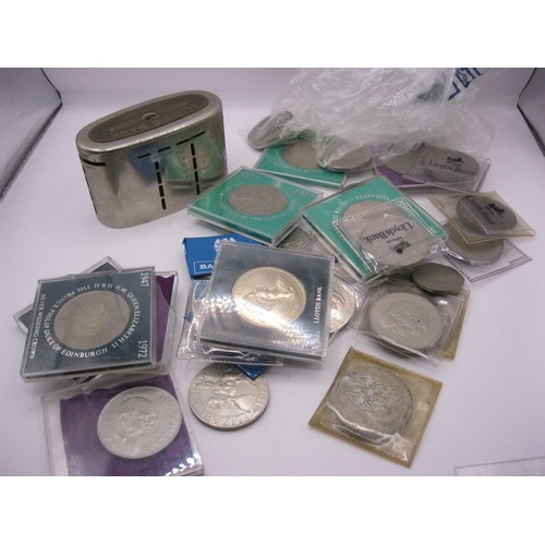 257 - A bag of assorted commemorative crowns and a vintage money sorter