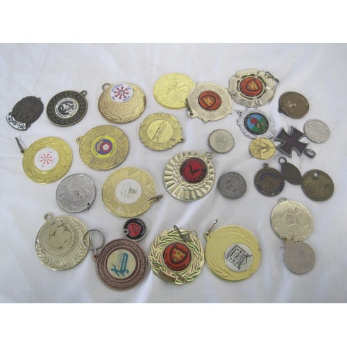 261 - A tub of assorted badges and plaques