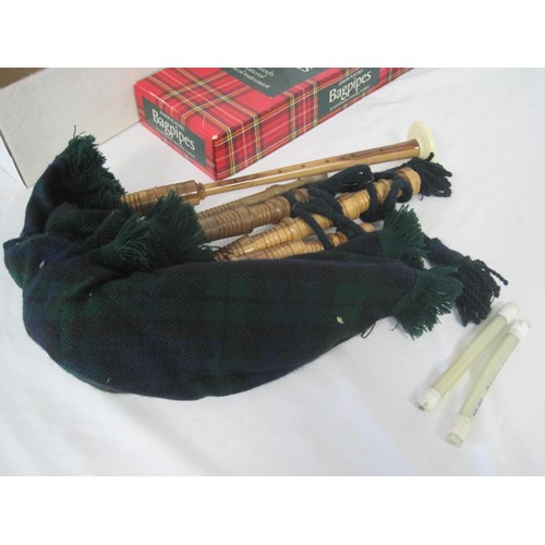 278 - A boxed set of junior bagpipes in good order, have your kids play lovely soothing bagpipe music for ... 