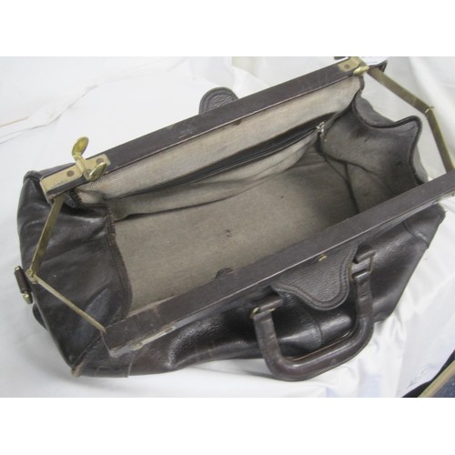 65 - Two Gladstone type vintage leather bags. The larger in dark leather with brass mounts, the smaller (... 