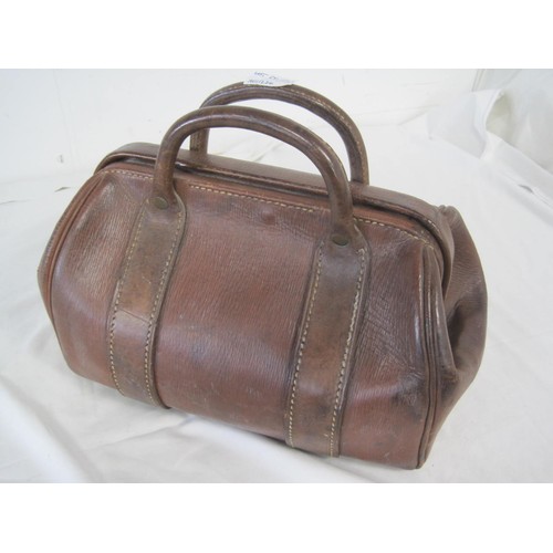 65 - Two Gladstone type vintage leather bags. The larger in dark leather with brass mounts, the smaller (... 