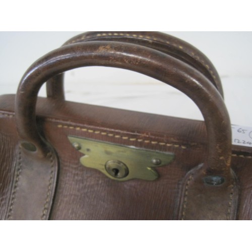 65 - Two Gladstone type vintage leather bags. The larger in dark leather with brass mounts, the smaller (... 