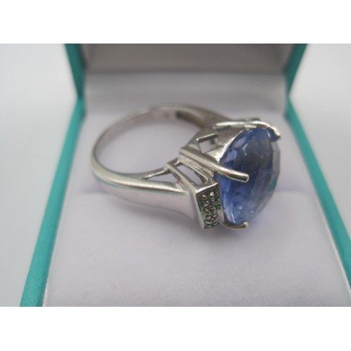 198 - A distinctive 9 carat white gold ring set with a large aquamarine colour stone (diameter about 12mm)... 