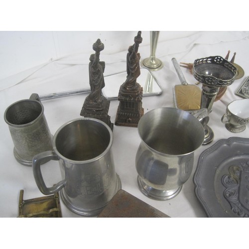 289 - A box of assorted decorative brass and metal ware, including pewter tankards, Shakespeare nutcracker... 