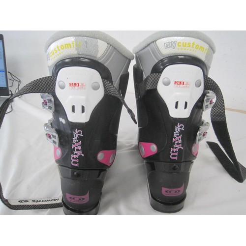 288 - Pair of Salomon Ski Boots UK size 5