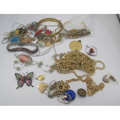 114 - Assorted costume jewellery including necklaces, bracelets, etc. Contents of an electroplated trinket... 