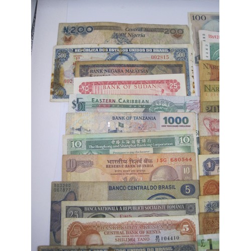 115 - About thirty-two world banknotes, circulated, including Sudan, Malaysia, Hong Kong, Brazil, Romania,... 