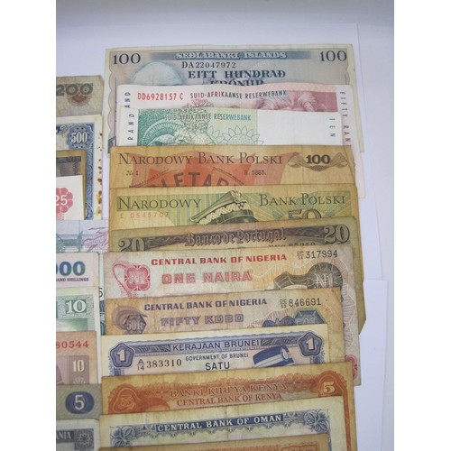 115 - About thirty-two world banknotes, circulated, including Sudan, Malaysia, Hong Kong, Brazil, Romania,... 