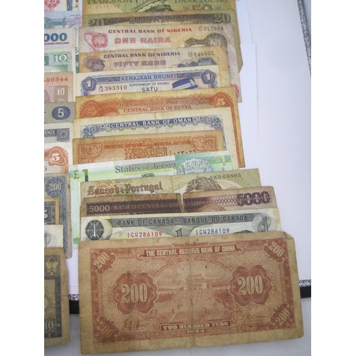 115 - About thirty-two world banknotes, circulated, including Sudan, Malaysia, Hong Kong, Brazil, Romania,... 