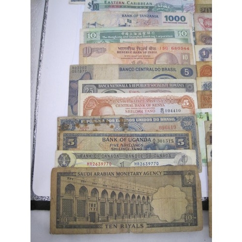 115 - About thirty-two world banknotes, circulated, including Sudan, Malaysia, Hong Kong, Brazil, Romania,... 