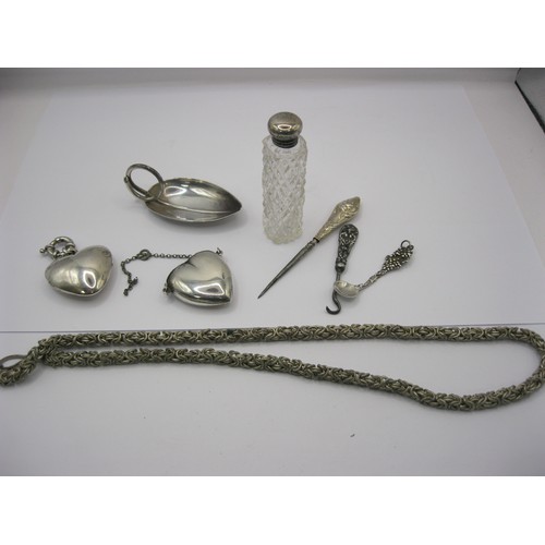 120 - A scent bottle with silver top, silver hook, hook with filled silver handle, a metal rope necklace, ... 