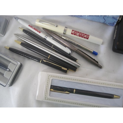 173 - An assortment of pens including Parker and a calligraphy set