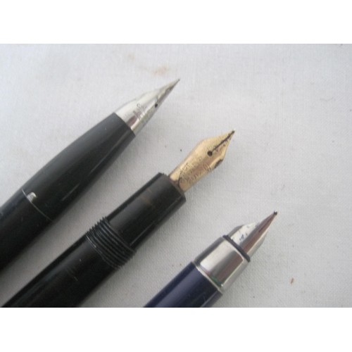 174 - 3 fountain pens comprising a Parker with a 14 carat gold nib, a steel Parker and a Shaeffer