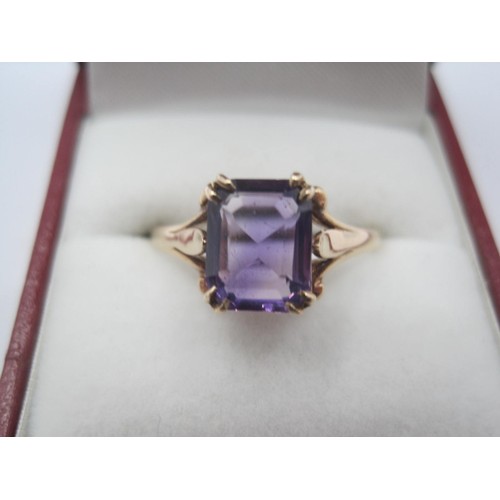 260 - A 9 carat gold amethyst ring, the rectangular cut amethyst estimated at 8.5mm x 6mm, ring size U/V, ... 