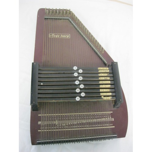 70 - A vintage zither or autoharp in good order