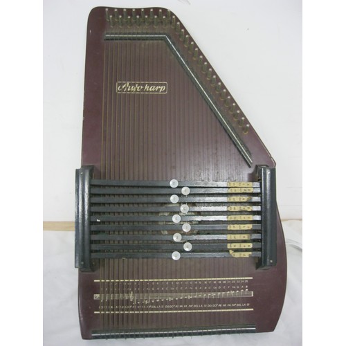 70 - A vintage zither or autoharp in good order