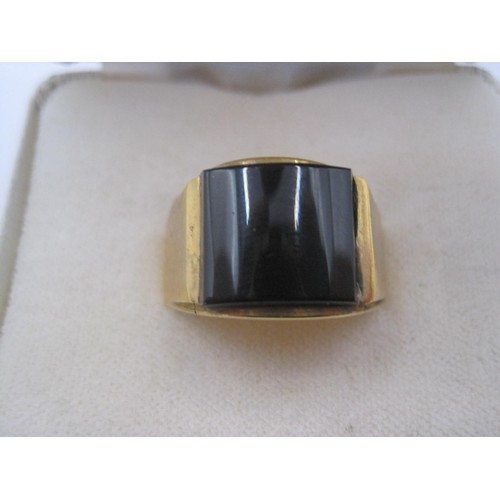 269 - A gentleman's 9 carat gold signet ring set with black stone, ring size R/S, approx weight 6.47g