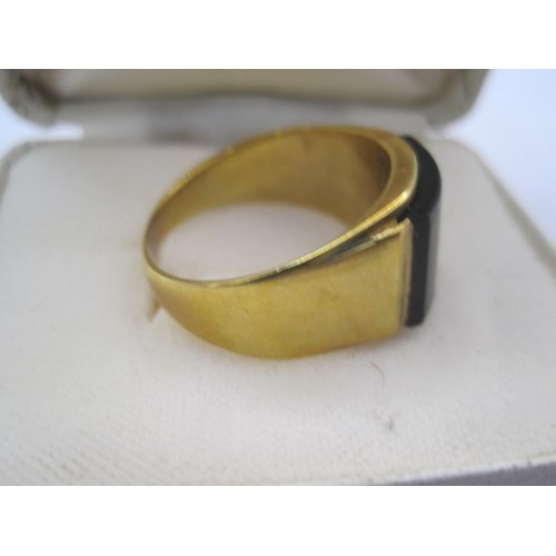 269 - A gentleman's 9 carat gold signet ring set with black stone, ring size R/S, approx weight 6.47g