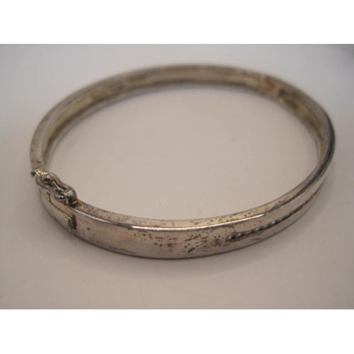 275 - 925 silver necklace and a bangle - the necklace about 43cm, curb links, 3.7g, with a Shipton & Co pr... 