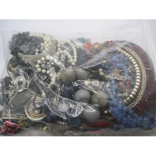 283 - Bag of assorted costume jewellery