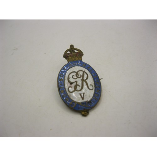 23A - A WW1 Household Division enamel sweetheart brooch bearing the King George V cipher to the centre sur... 