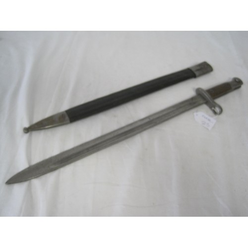 348 - A Spanish M1913 bayonet with chequered wooden grips in its leather scabbard with steel mounts. Marke... 