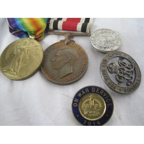 374 - WW1 & WW2 Aldridge family Medals & Badges. A WW1 Victory medal named to 184036 GNR. EC ALDRIDGE. R.A... 