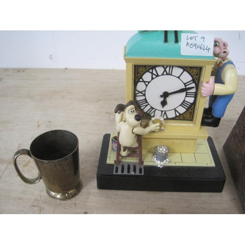 124 - Mixed lot - a Wesco Wallace & Gromit mantel clock (a/f, Wallace's head is loose, requires batteries,... 