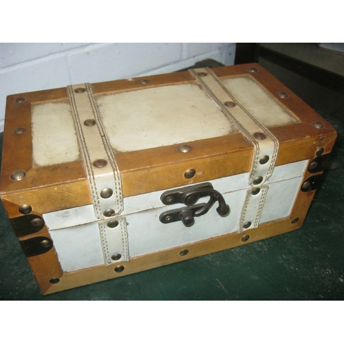 175 - A vintage chest-type box containing an assortment of various keys