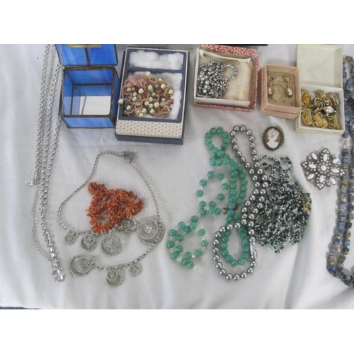 49 - An assortment of costume jewellery, including a necklace of swirled glass cube beads, a pair of gold... 