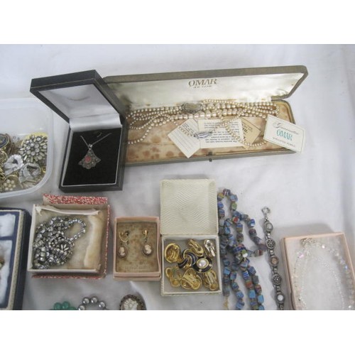 49 - An assortment of costume jewellery, including a necklace of swirled glass cube beads, a pair of gold... 