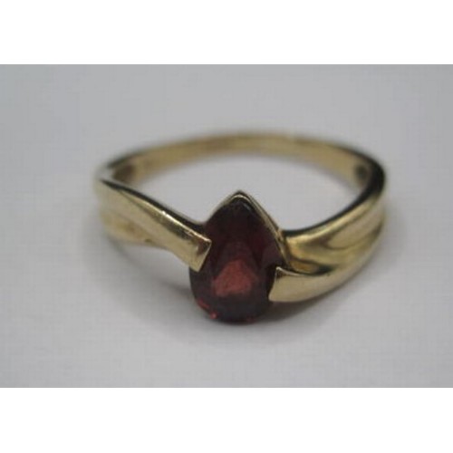 186 - A 9ct gold ring with a lovely coloured garnet set in an offset double teist setting. Stone size 4mm ... 