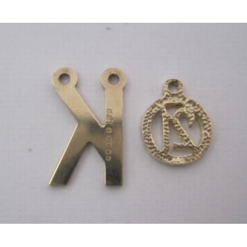 270 - A 9 carat gold letter 'K' charm with British hallmark (approx. 0.5g) and a small '21' charm