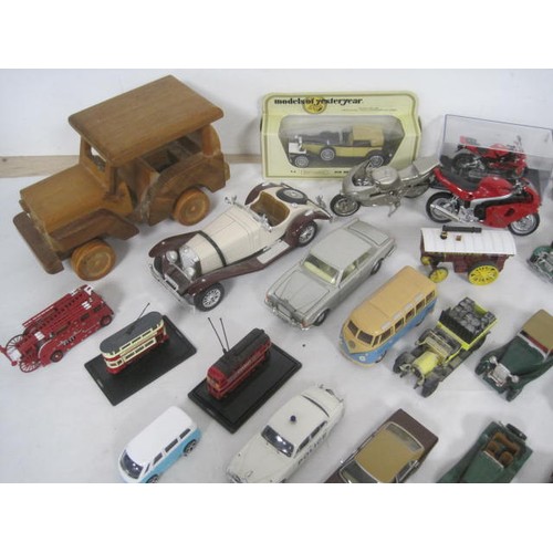 4 - A tray of die cast model cars and motorcycles, including Matchbox, Corgi, and a wooden Jeep