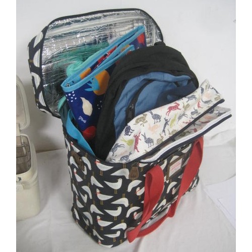 19 - A Samsonite vanity case, together with an assortment of insulated picnic bags and small travel bags.... 