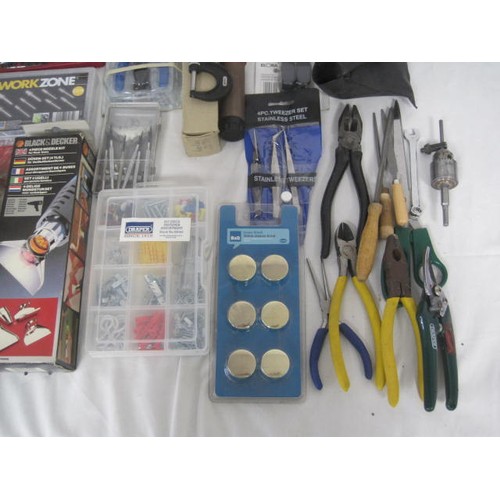 15 - A box of assorted hand tools, including a table vice, several in original packaging