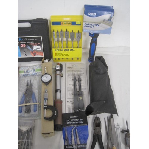 15 - A box of assorted hand tools, including a table vice, several in original packaging