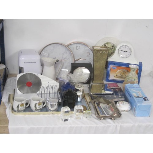 17 - A crate of assorted household, kitchen and decorative items. Includes Russell Hobbs cooler, mantel c... 