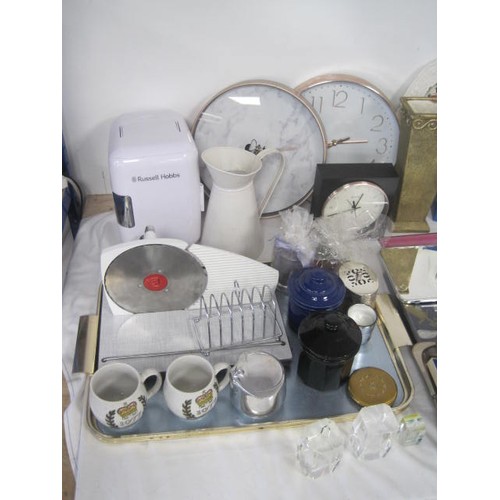 17 - A crate of assorted household, kitchen and decorative items. Includes Russell Hobbs cooler, mantel c... 