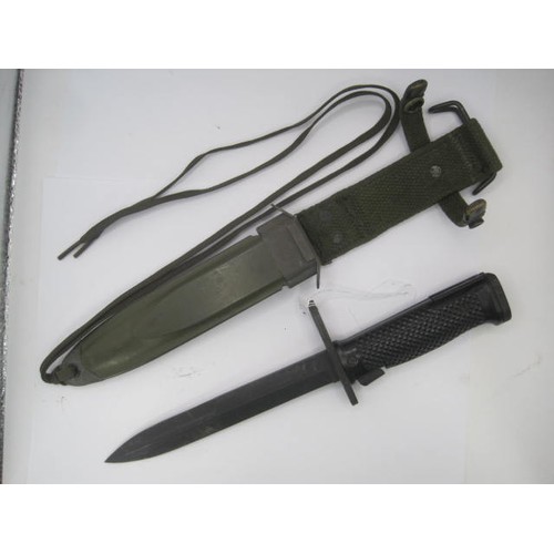 299 - A U.S. Army M6 bayonet in an M8A1 scabbard. Blade length 17cms.