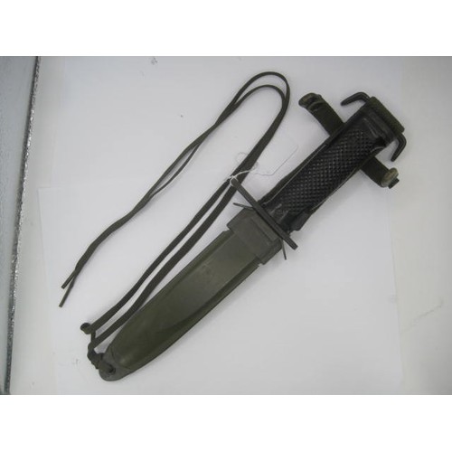 299 - A U.S. Army M6 bayonet in an M8A1 scabbard. Blade length 17cms.