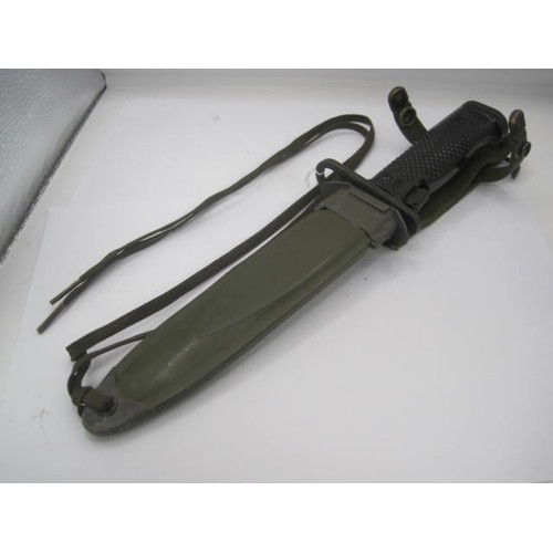 299 - A U.S. Army M6 bayonet in an M8A1 scabbard. Blade length 17cms.