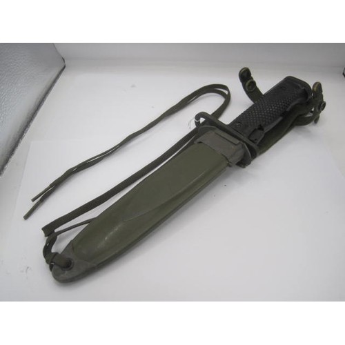 299 - A U.S. Army M6 bayonet in an M8A1 scabbard. Blade length 17cms.