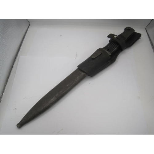 287 - A 1940 Third Reich Mauser bayonet by BERG & Co. in its steel scabbard with leather frog. Having matc... 