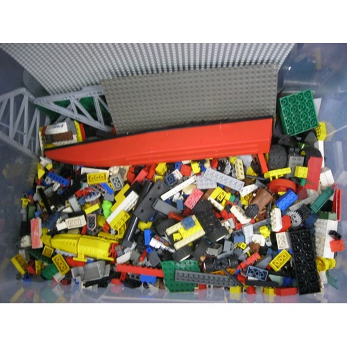 331 - A very large tub full of Lego pieces and some figures, all in apparent good order