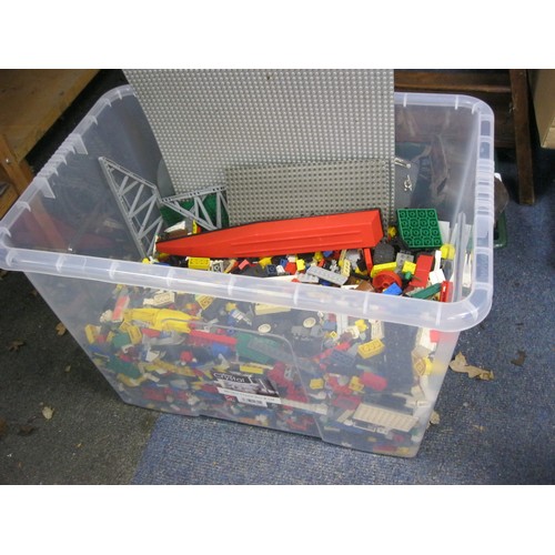 331 - A very large tub full of Lego pieces and some figures, all in apparent good order