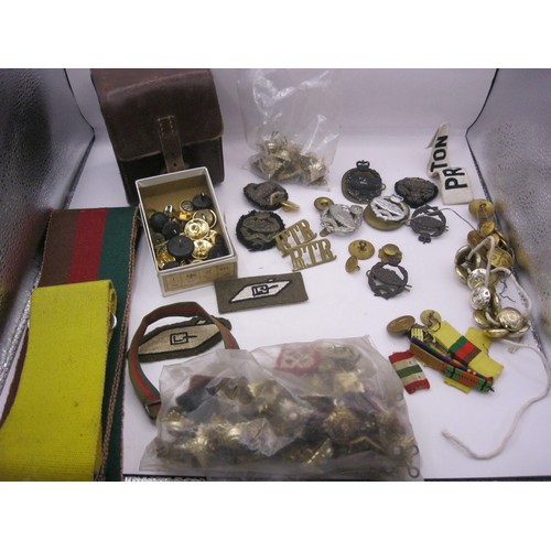 108 - An assortment of brass cap badges and buttons, the cap badges for the Royal Tank Regiment, buttons f... 